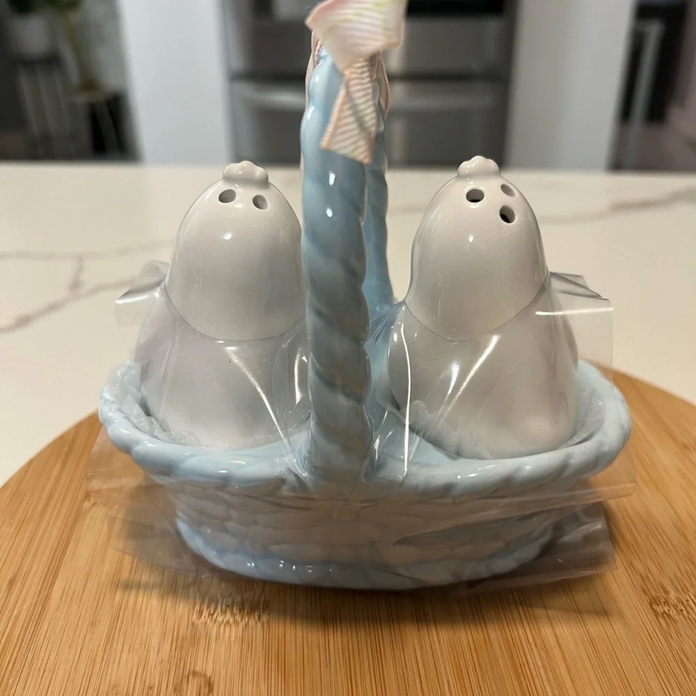 Rae Dunn  Easter Bunny Chicks Ceramic Salt And Pepper shaker Set In Basket.